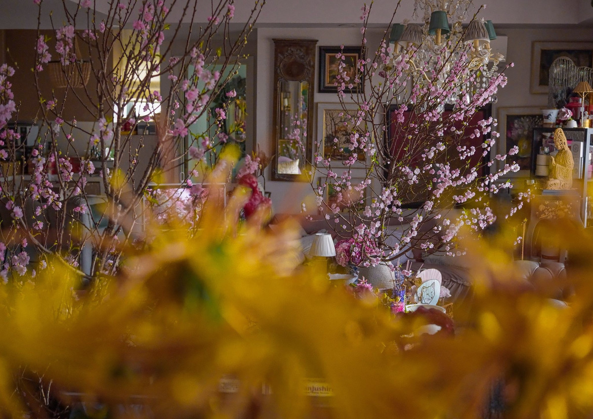 Những cành đào được đặt tinh tế trong những chiếc bình mang đậm dấu ấn cá nhân. Ảnh: FB Lý Quí Khánh