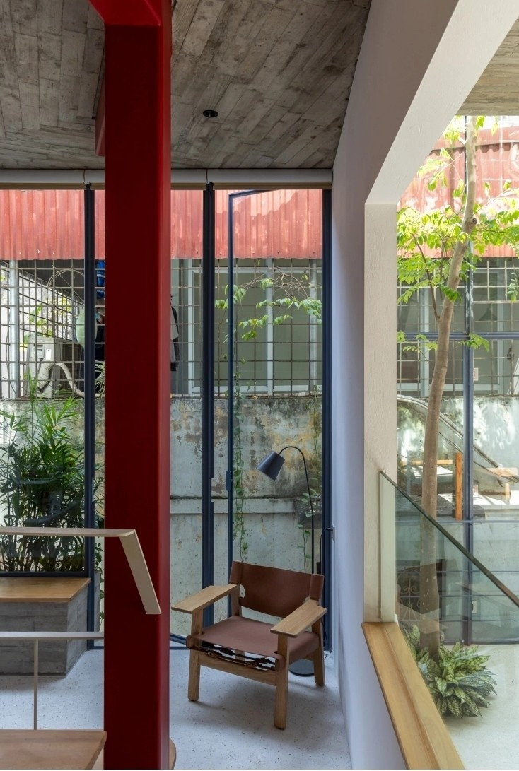 Những khoảng mở hướng ra ngõ giúp ngôi nhà kết nối với nhịp sống bên ngoài. Ảnh: Hoàng Lê