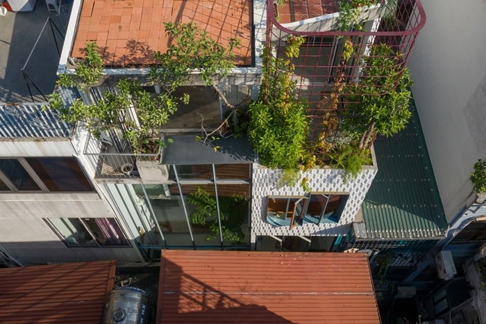 Nằm ẩn mình trong ngõ hẹp tại Hà Nội, TH+ House tọa lạc trên một khu đất hạn chế, mặt tiền rộng 2,5 mét, chỉ tiếp cận bằng lối đi bộ. Ảnh: Hoàng Lê