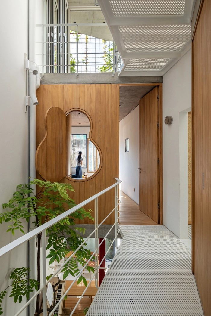 Các chiến lược thiết kế thụ động bao gồm mặt tiền hướng Nam, giếng trời, sàn nhà thoáng khí và các lớp chức năng đưa ánh sáng ban ngày vào sâu bên trong nhà. Ảnh: Hoàng Lê