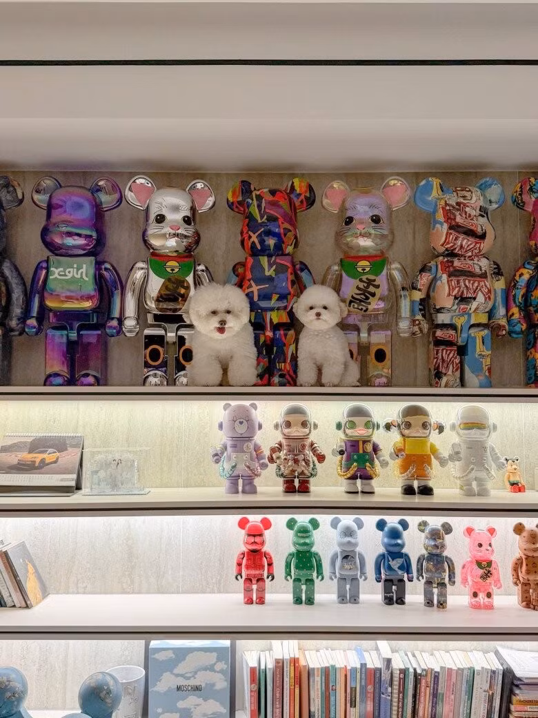 Khu vực tủ thiết kế như một showroom thu nhỏ, sắp xếp bắt mắt với hệ đèn LED chạy dọc các ngăn kệ. Ảnh: FBNV