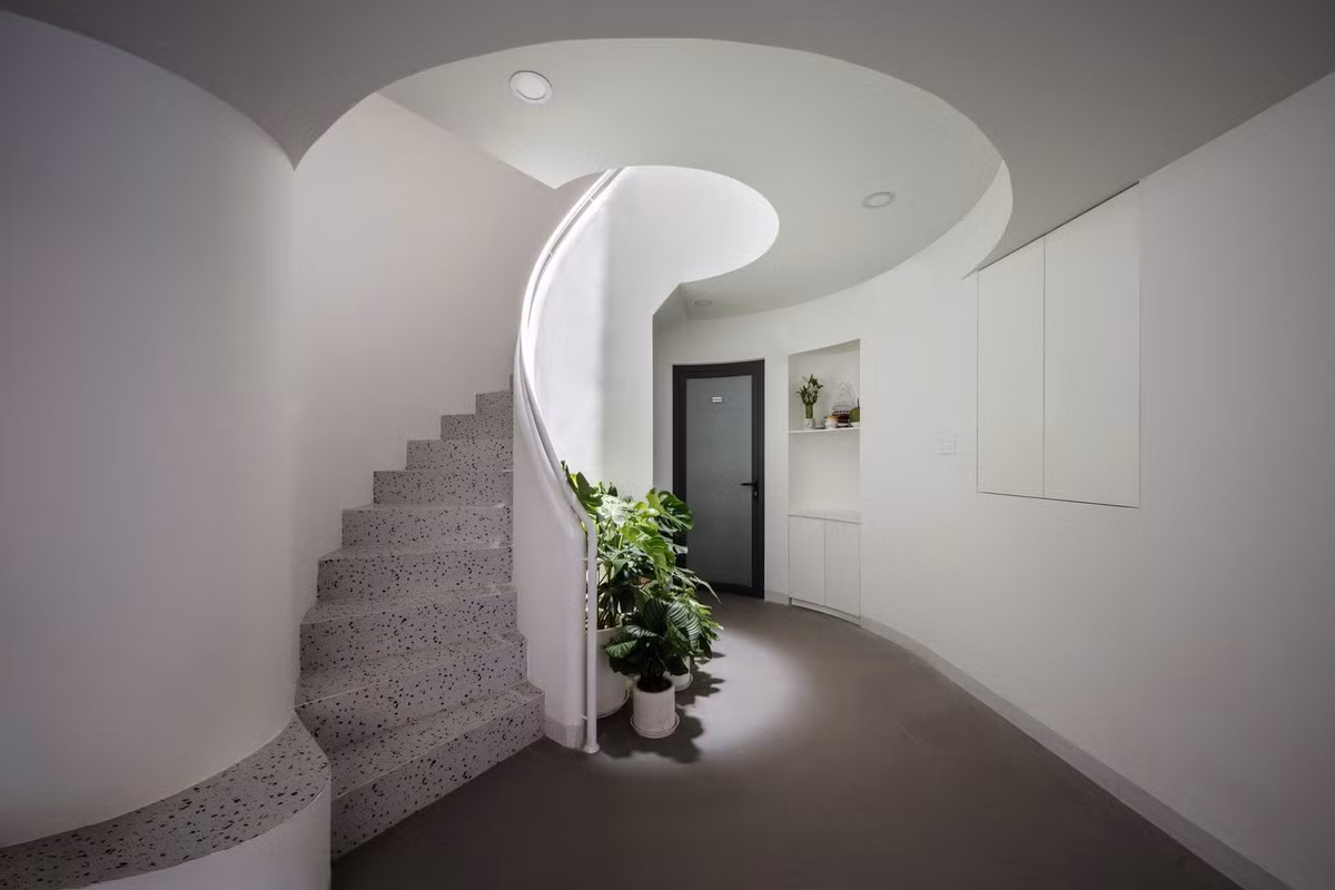 Giếng trời và hệ cửa trước - sau cũng giúp thiên nhiên hiện diện trong từng căn hộ. Ảnh: Sonmeo Nguyen Art Studio