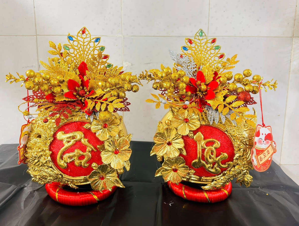 Khác với dừa vẽ sơn tay hay viết thư pháp, dừa dát vàng 24K được xem là phân khúc cao cấp, đòi hỏi người thợ phải có tay nghề cao và tư duy thẩm mỹ hiện đại. Ảnh: Facebook