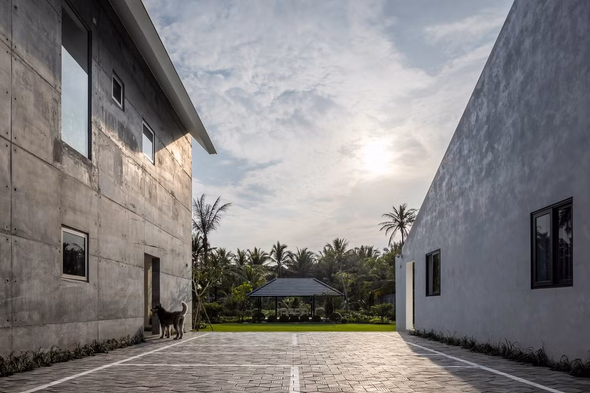 Điều đặc biệt ở đây là cách hai khối nhà được kết nối nhẹ nhàng với nhau qua hành lang thoáng mát, một gian nhà ven hồ và những khoảng sân chung. Ảnh: Oki Hiroyuki