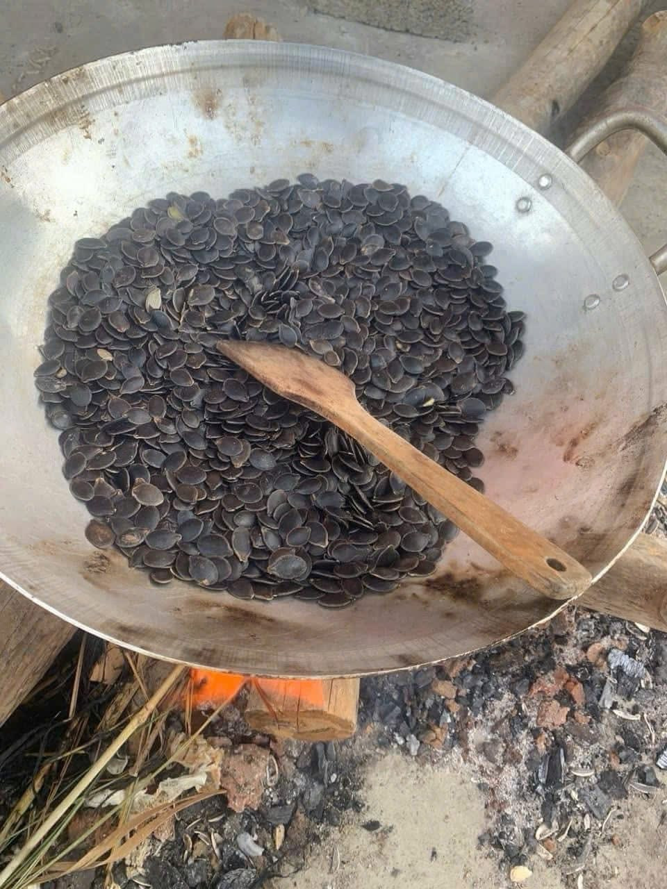 Trong khi đó, hạt bí mèo rang sẵn giá từ 260.000 - 325.000 đồng/kg. Ảnh: Facebook