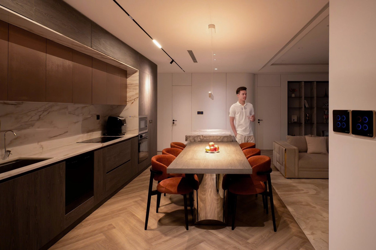 Mới đây trên trang cá nhân, tiền vệ Hoàng Đức chia sẻ loạt ảnh về không gian căn hộ mới tậu tại Hà Nội. Ảnh: FB Hoàng Đức