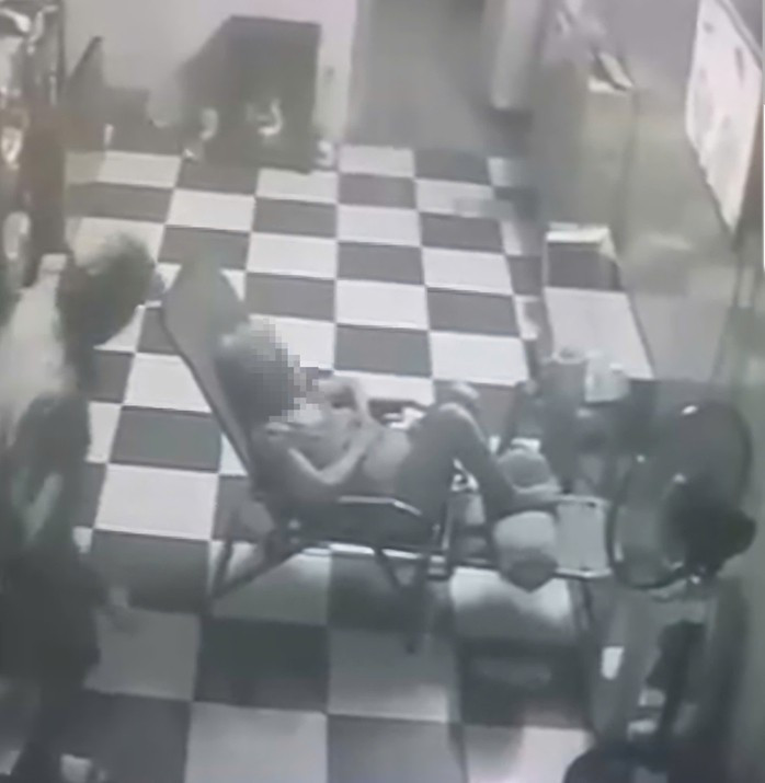 Hình ảnh camera ghi lại thời điểm hung thủ vào nhà bóp cổ cụ bà đang ngồi xem ti vi