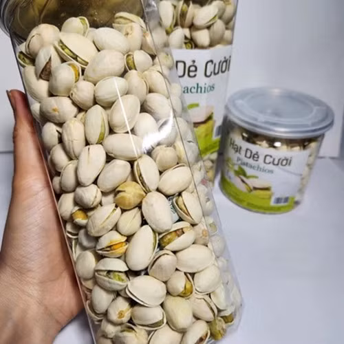 Trên các sàn thương mại điện tử, hạt dẻ cười được rao bán đa dạng về mức giá và cách đóng gói. Mức giá rẻ nhất là 77.000 đồng/gói 250gram, tương đương khoảng 308.000 đồng/kg. Ảnh: Shopee