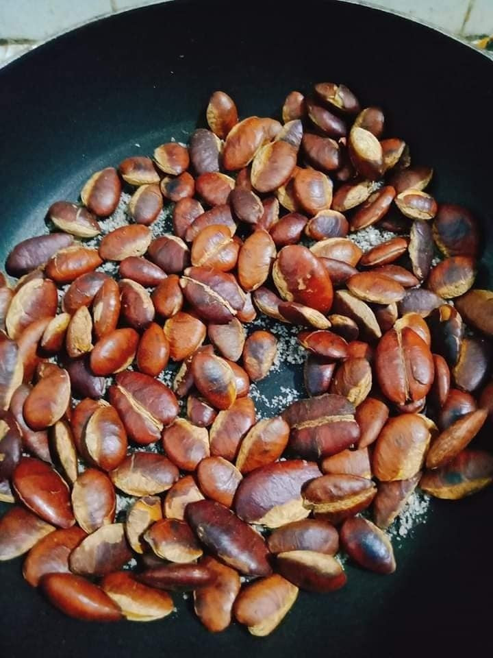 Hạt kơ nia có hai loại phổ biến là hạt tươi và hạt rang sẵn. Ảnh: Facebook