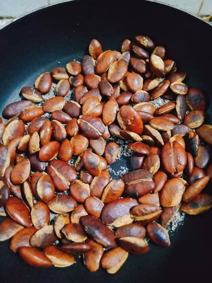 Hạt kơ nia có hai loại phổ biến là hạt tươi và hạt rang sẵn. Ảnh: Facebook