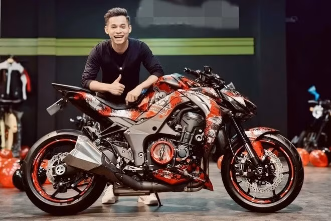 Nam streamer từng khiến người hâm mộ trầm trồ khi xuất hiện cùng nhiều mẫu xe máy phân khối lớn. Ảnh: Znews