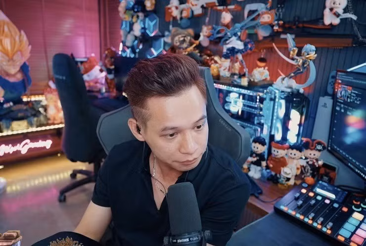 Khi xảy ra ồn ào, trong một livestream ngày 4/9, Độ Mixi khẳng định người trong video đang lan truyền chính là mình và tiết lộ thêm bản thân không hề biết shisha bị liệt vào danh sách cấm. Ảnh: Vietnamnet