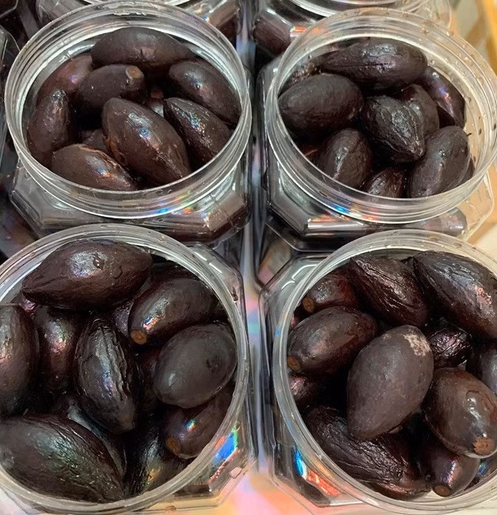 Bên cạnh quả tươi, nhiều cơ sở còn chế biến trám thành các sản phẩm như trám muối, trám kho thịt, trám nhồi cá hoặc sấy khô để bảo quản lâu dài. Ảnh: Facebook