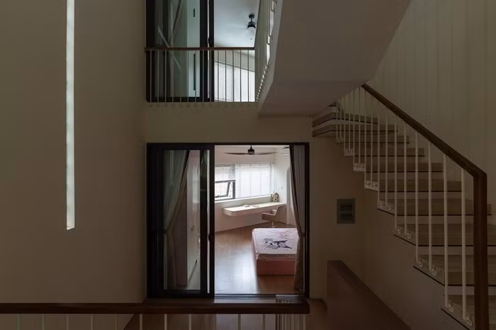 Cửa kính khung vòm kết nối không gian từ phòng khách đến bàn ăn, tạo mở rộng thị giác trong nhà ống. Ảnh: Quang Trần