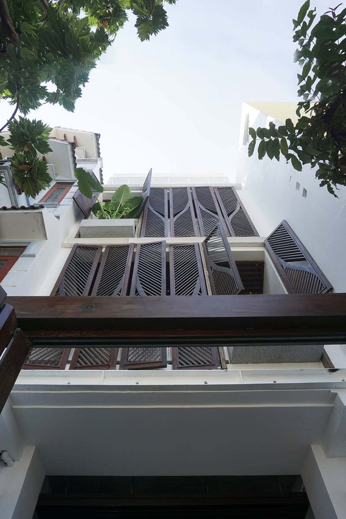 Hệ lam chắn nắng cách điệu khiến ánh sáng và bóng đổ thay đổi theo thời gian. Ảnh: Lê Quang Bình