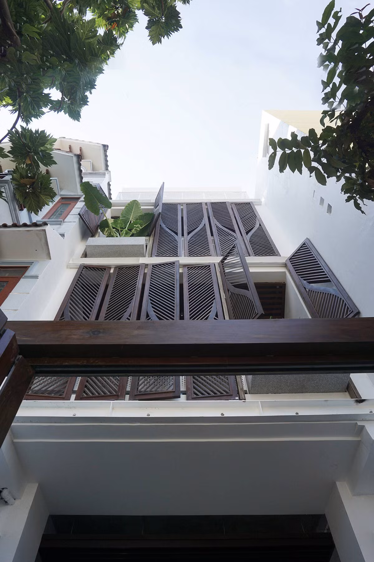 Hệ lam chắn nắng cách điệu khiến ánh sáng và bóng đổ thay đổi theo thời gian. Ảnh: Lê Quang Bình