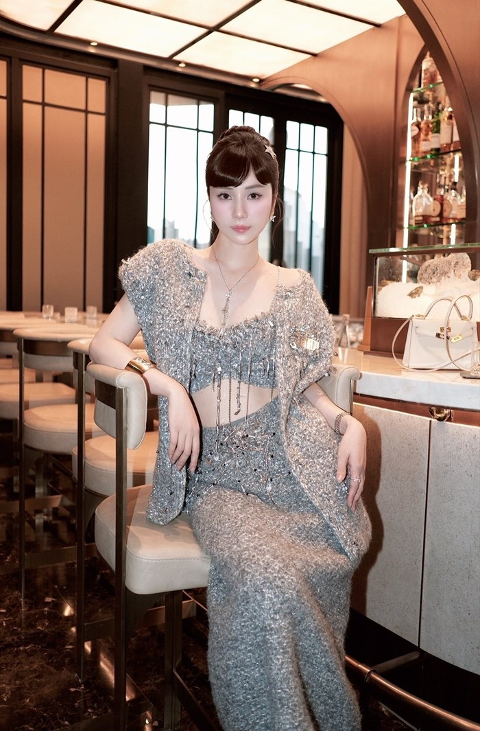 Hạnh Xuka là một trong những hot mom U40 nổi bật trên mạng xã hội. Bên cạnh ngoại hình xinh đẹp cùng những đoạn clip xoay quanh tổ ấm nhỏ hạnh phúc, Hạnh Xuka còn được nhiều người biết đến với hình ảnh "phú bà" trẻ trung, giàu có. Ảnh: FBNV