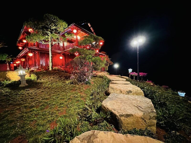 Công trình bao gồm 4 khu nhà riêng biệt tọa lạc trên 4 thế đất đẹp, mỗi khu mang một phong cách kiến trúc riêng biệt. Ảnh: FBNV