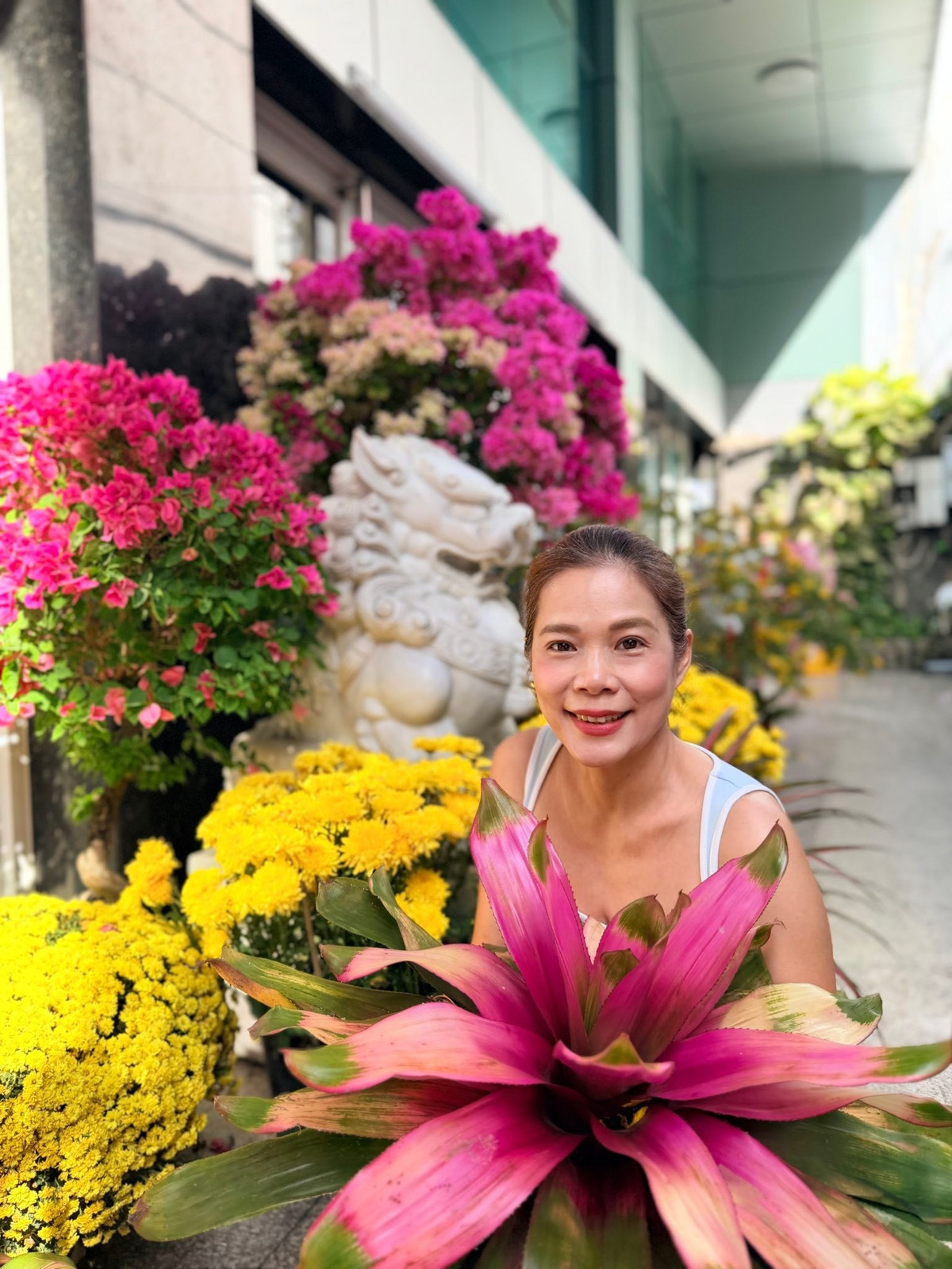 Trên trang cá nhân, ca sĩ Mỹ Lệ vừa khoe không gian sống hơn 1.000m2 ở TP HCM rực rỡ sắc hoa xuân trong những ngày Tết Bính Ngọ 2026. Ảnh: FB Hoàng Thị Mỹ Lệ