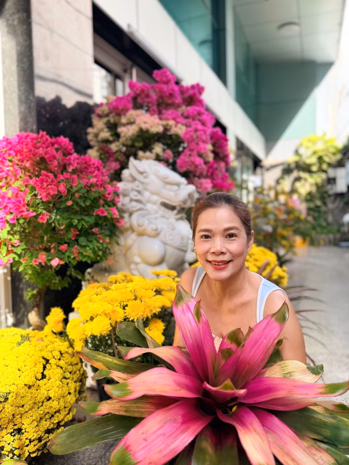 Trên trang cá nhân, ca sĩ Mỹ Lệ vừa khoe không gian sống hơn 1.000m2 ở TP HCM rực rỡ sắc hoa xuân trong những ngày Tết Bính Ngọ 2026. Ảnh: FB Hoàng Thị Mỹ Lệ