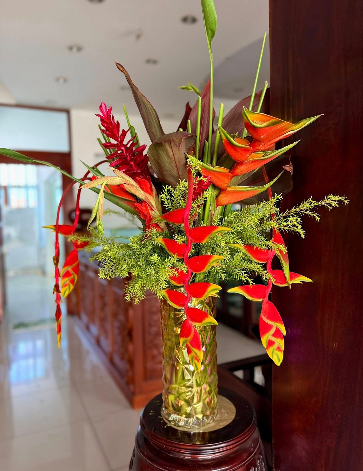 Hoa chuối cảnh được nữ ca sĩ cắt vào cắm bình, tạo không gian sinh động. Ảnh: FB Hoàng Thị Mỹ Lệ