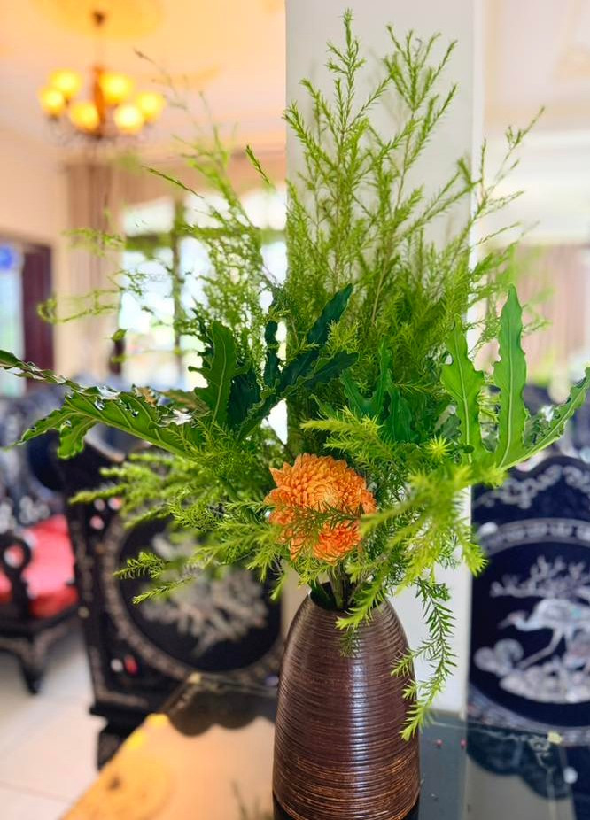 Không cần cầu kỳ, Mỹ Lệ chỉ ra vườn cắt ít lá, vài bông là có bình hoa đẹp mắt. Ảnh: FB Hoàng Thị Mỹ Lệ