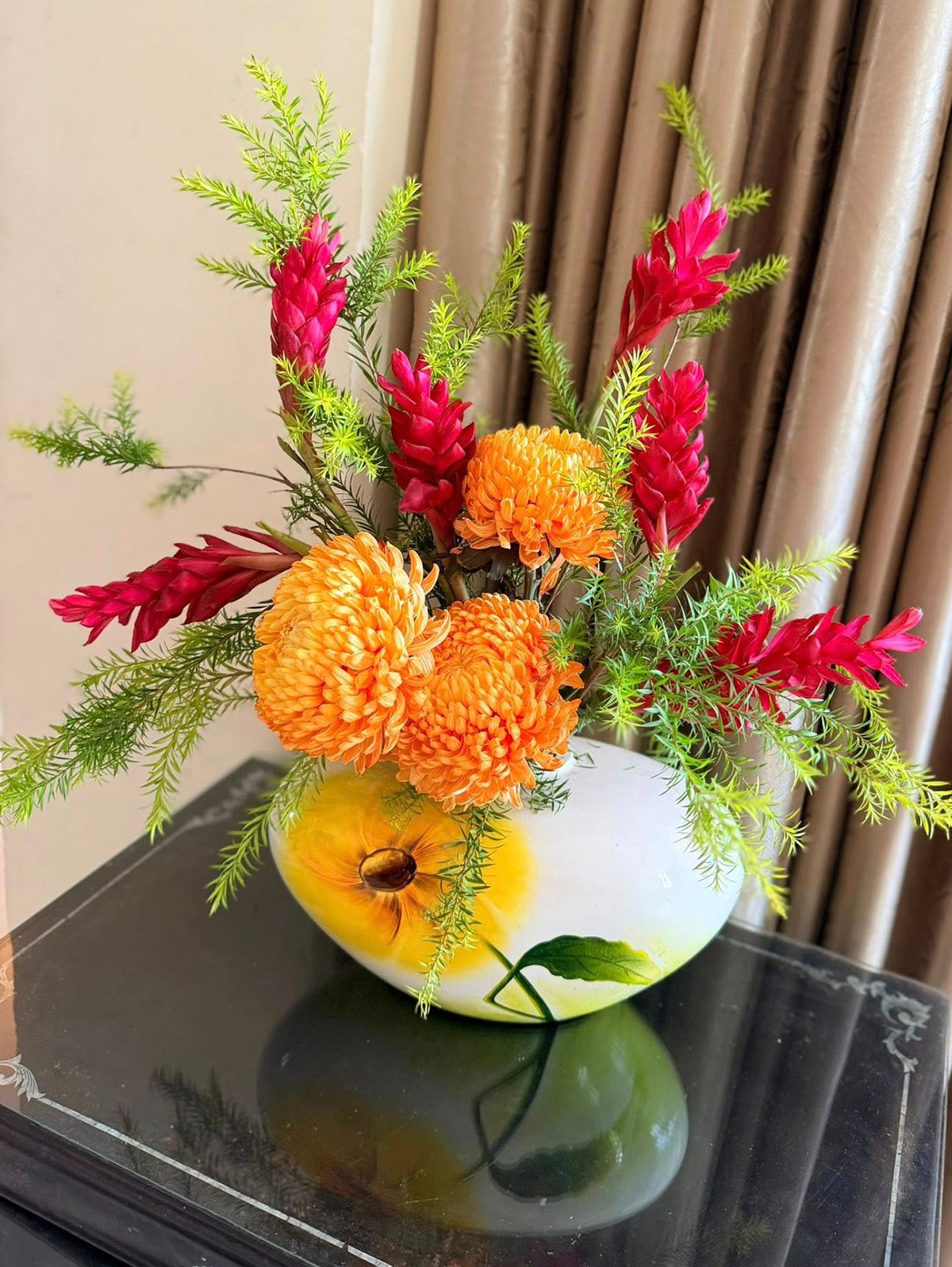 Các phòng trong nhà đều được tô điểm bởi những bình hoa tươi. Ảnh: FB Hoàng Thị Mỹ Lệ