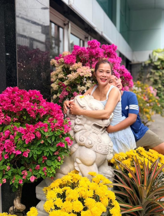 Tết nào Mỹ Lệ cũng đầu tư trang hoàng nhà cửa rực rỡ sắc xuân với đủ loại hoa, trái. Ảnh: FB Hoàng Thị Mỹ Lệ