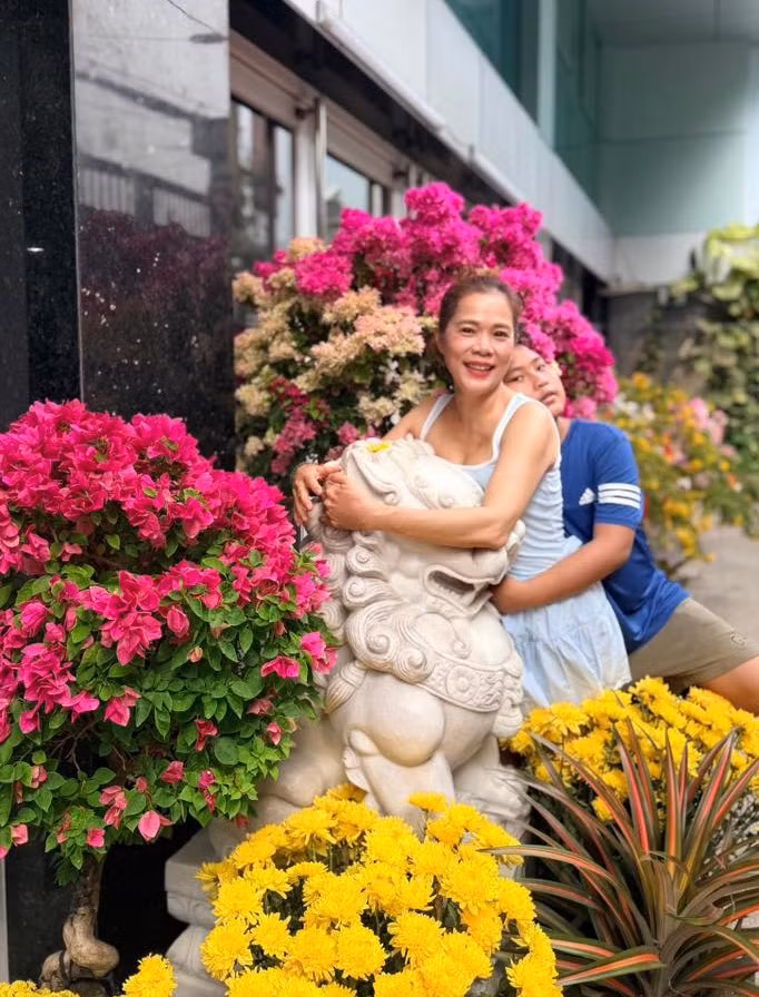 Tết nào Mỹ Lệ cũng đầu tư trang hoàng nhà cửa rực rỡ sắc xuân với đủ loại hoa, trái. Ảnh: FB Hoàng Thị Mỹ Lệ