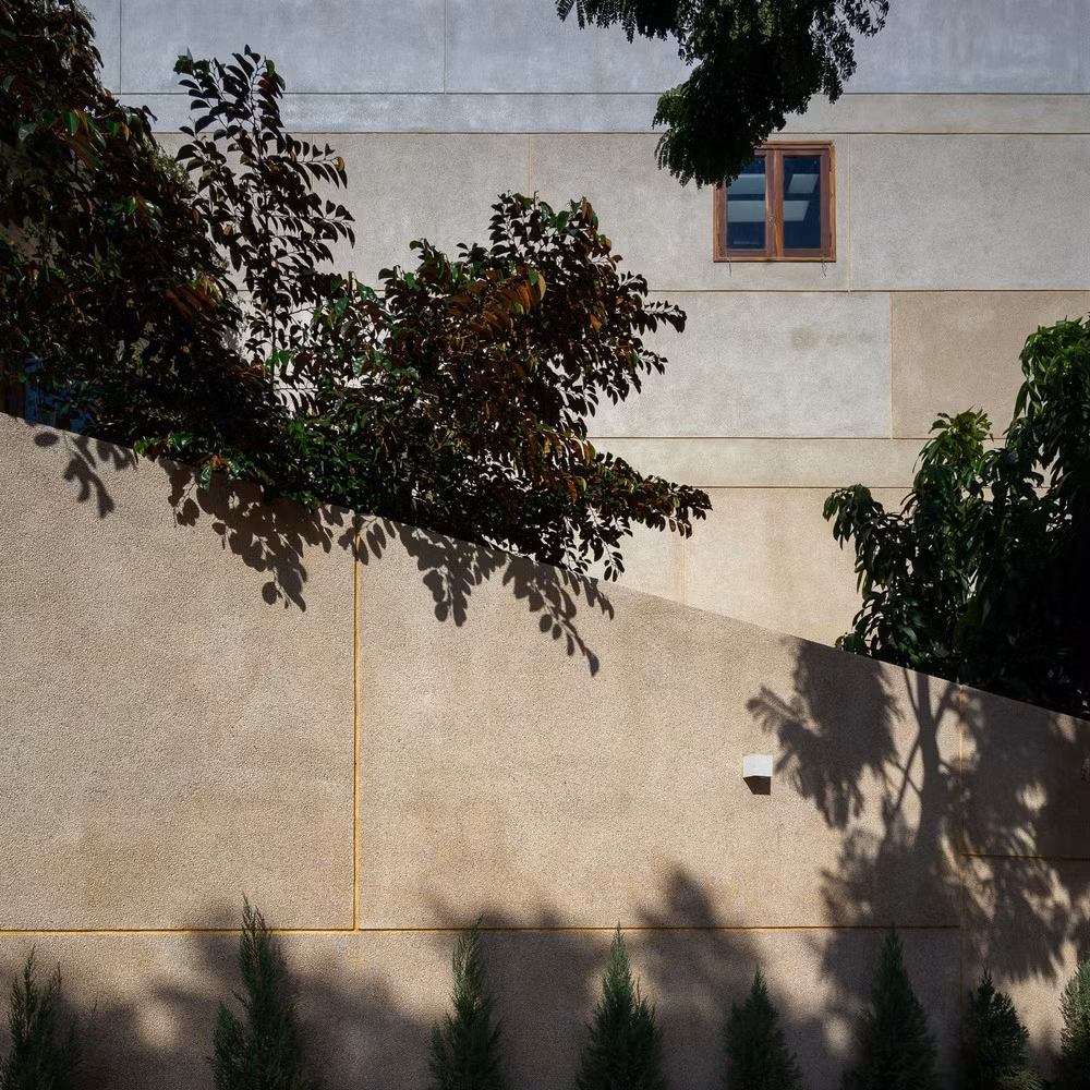 Để giảm bớt sức nóng gay gắt từ hướng Đông và Tây, ngôi nhà được thiết kế như một phiến đá được nâng lên, tạo ra một không gian đệm bên dưới, giống như một mái vòm. Ảnh: Quangdam