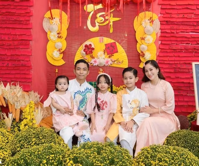 Ngày Tết, căn biệt thự được trang hoàng lộng lẫy. Ảnh: FBNV