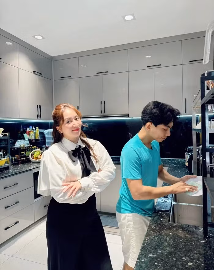 Phòng bếp được bài trí nhiều món đồ tiện nghi, đẹp mắt. Ảnh: FBNV