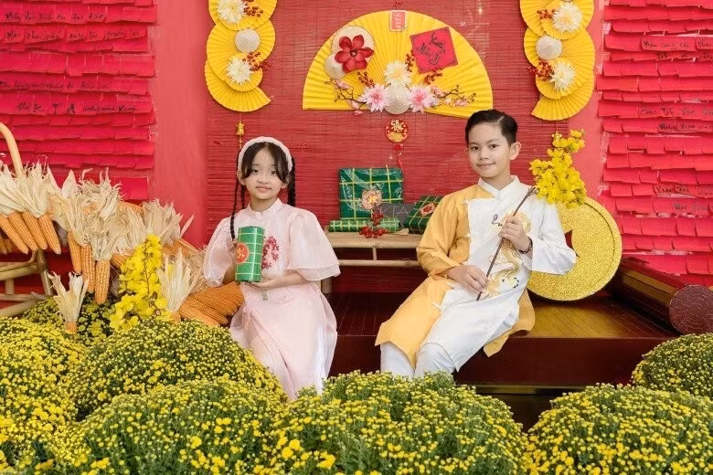 Khu check-in được bao phủ bởi đèn lồng, cúc mâm xôi, quạt giấy, bắp ngô khô, câu đối...Ảnh: FBNV