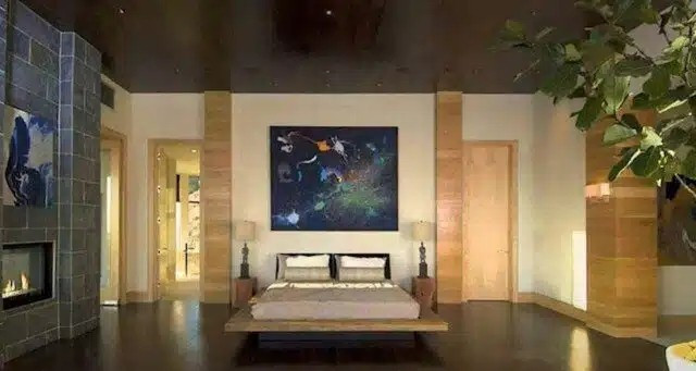 Một phòng ngủ khác có cách bài trí thú vị với tác phẩm nghệ thuật phía trên giường: một màn hình điện tử, trên đó có thể thay đổi thư viện hình ảnh tùy ý. Ảnh: Famous Entertainment trên YouTube