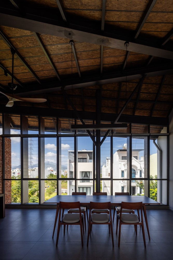 Hệ lam kính điều chỉnh khéo léo, giúp đón gió biển mùa hè và ngăn nước mưa vào mùa mưa. Ảnh: Hiroyuki Oki