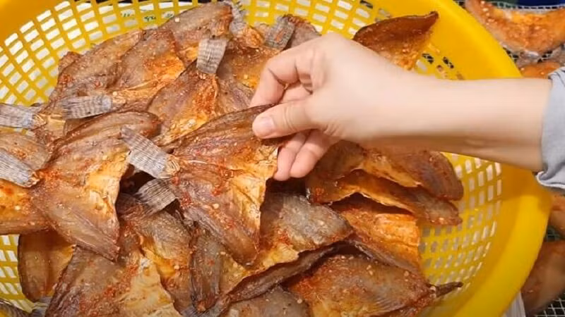 Ngoài ra, nhiều nơi còn làm cá rô phi một nắng, cá rô phi khô giá 200.000 đồng/kg. Ảnh: Bachhoaxanh