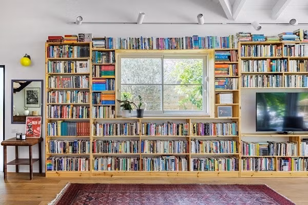 Kệ sách lớn là điểm nhấn tại khu vực sinh hoạt chung. Ảnh: Archilovers