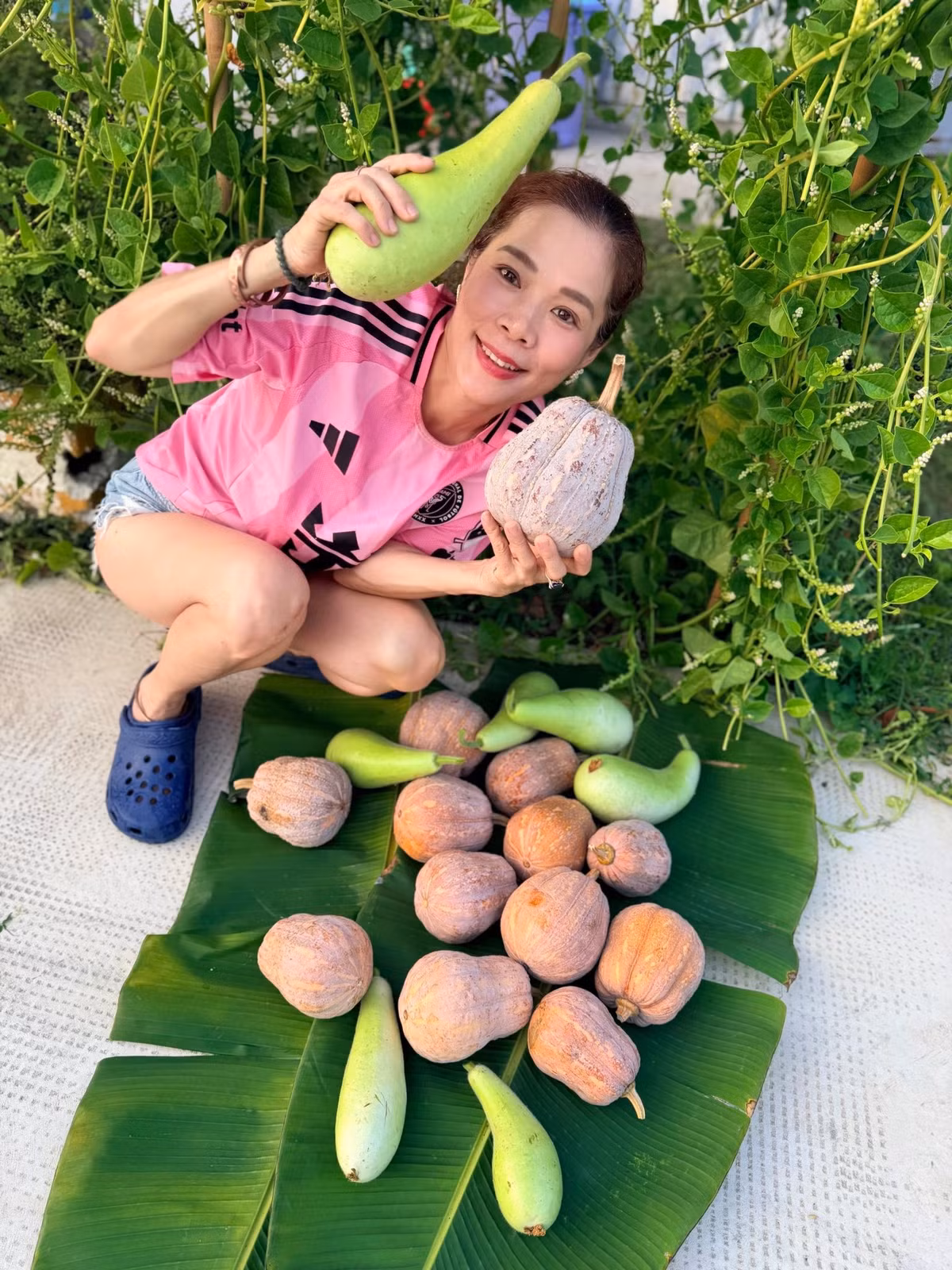 Trên trang cá nhân, Mỹ Lệ hào hứng khoe thành quả lao động là khu vườn ngập tràn cây trái. Ảnh: FB Hoàng Thị Mỹ Lệ