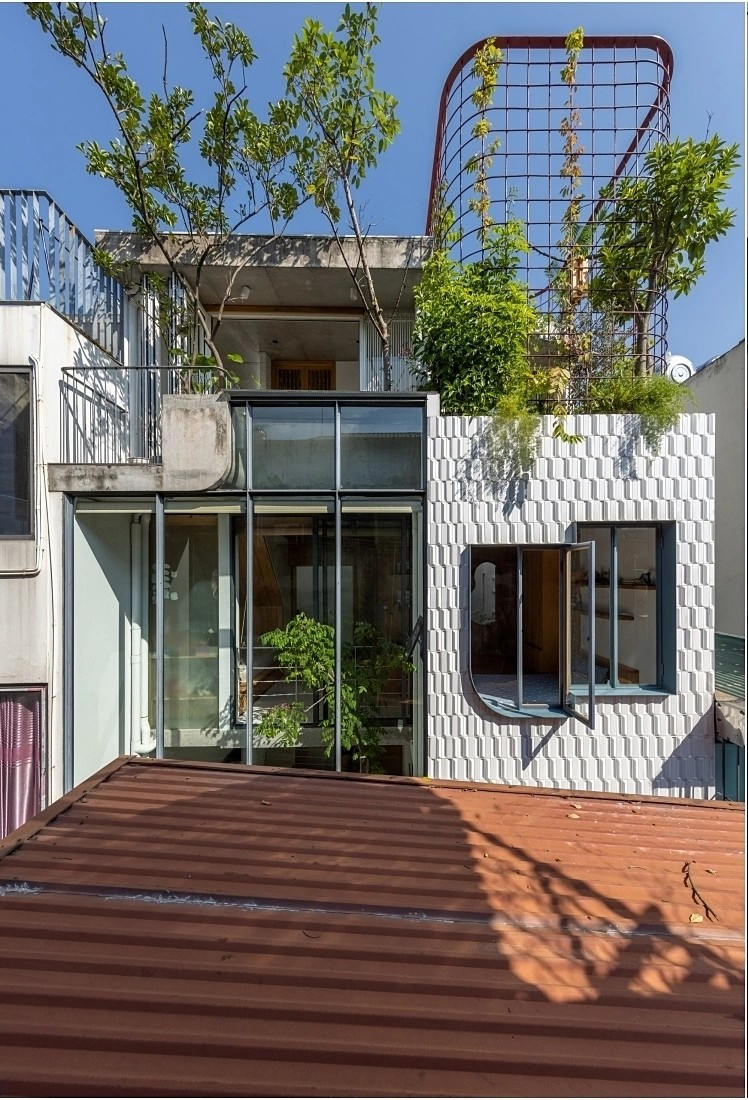 Tại các khu phố ngõ hẻm ở Hà Nội, mật độ dân cư thúc đẩy sự gắn kết cộng đồng hơn là sự cô lập, định hình các tương tác xã hội hàng ngày. Đây là tiền đề cho phương án thiết kế của các kiến trúc sư. Ảnh: Hoàng Lê