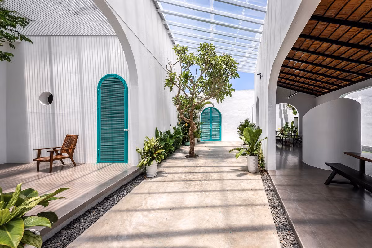 Khu vực sân được che chắn bằng mái kính cường lực, giúp ngăn các tác động nắng mưa của thời tiết. Ảnh: Minq Bui