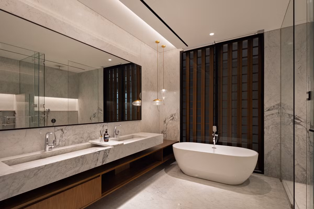 Phòng vệ sinh với bồn tắm nằm, giống như trong khu nghỉ dưỡng. Ảnh: Mario Wibowo