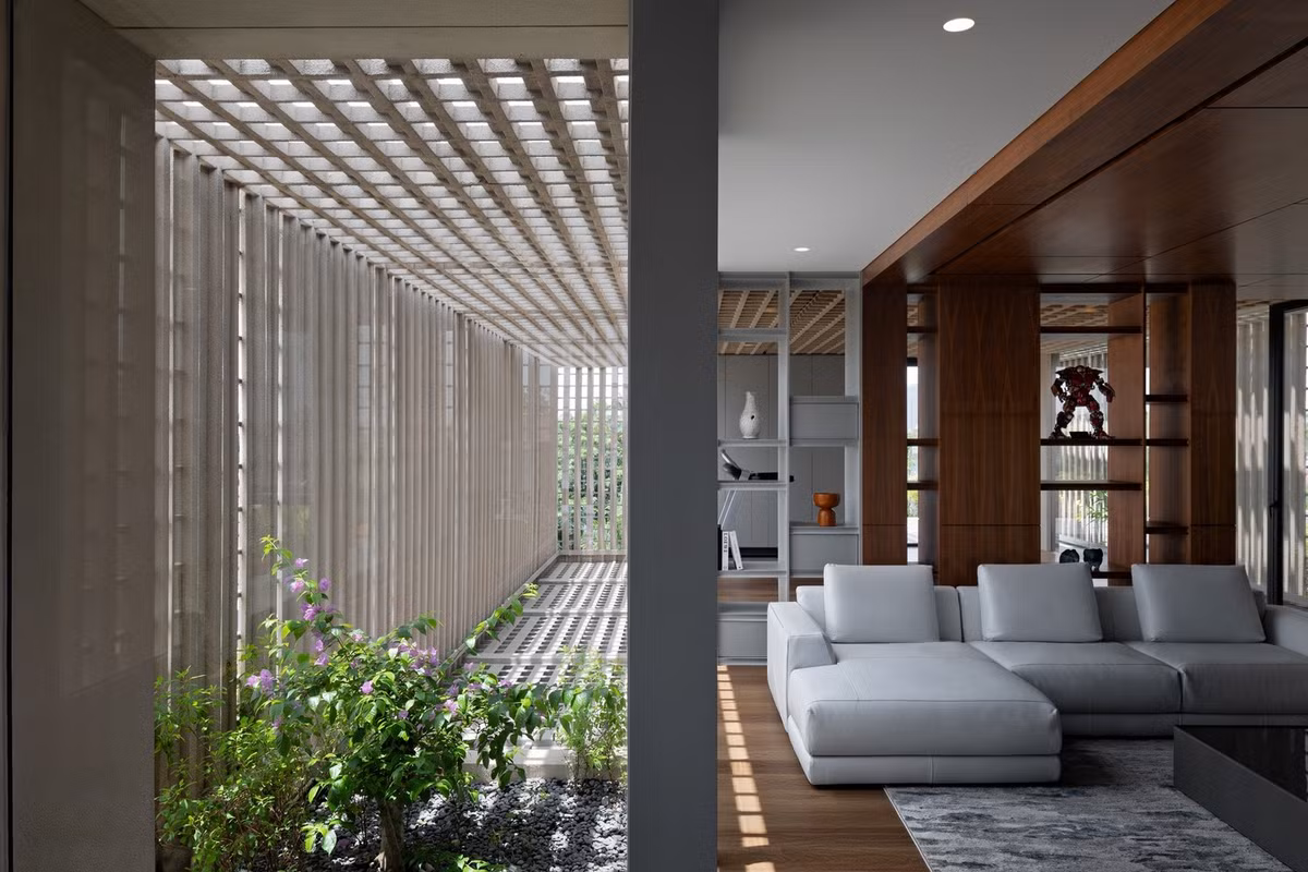 Mặt tiền này giúp lọc ánh sáng mặt trời gay gắt từ phía Tây đồng thời tạo điều kiện cho không khí lưu thông khắp ngôi nhà. Ảnh: Mario Wibowo