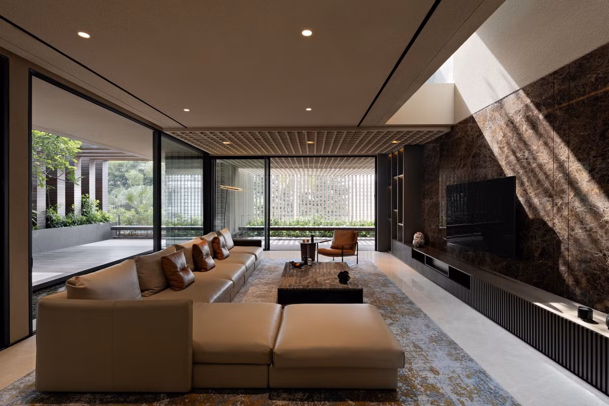 Tầng hai là không gian sinh hoạt chung gồm phòng khách rộng kết nối với khu vực ăn uống cùng bếp ướt riêng biệt. Ảnh: Mario Wibowo