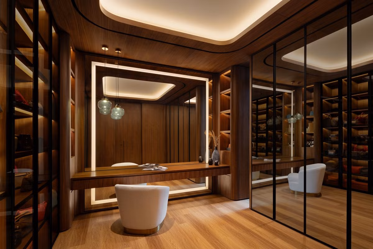 Tầng 4 gồm phòng khách gia đình với góc làm việc và phòng đa năng. Ảnh: Mario Wibowo