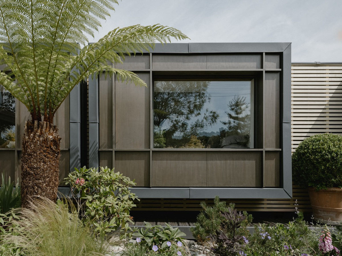 Do địa thế khó tiếp cận bởi các cây cầu thấp và thiếu bãi bảo dưỡng, đội ngũ thiết kế phối hợp cùng kỹ sư hàng hải phát triển hệ đế gồm 10 module nổi bằng thép độc lập. Ảnh: James Retief