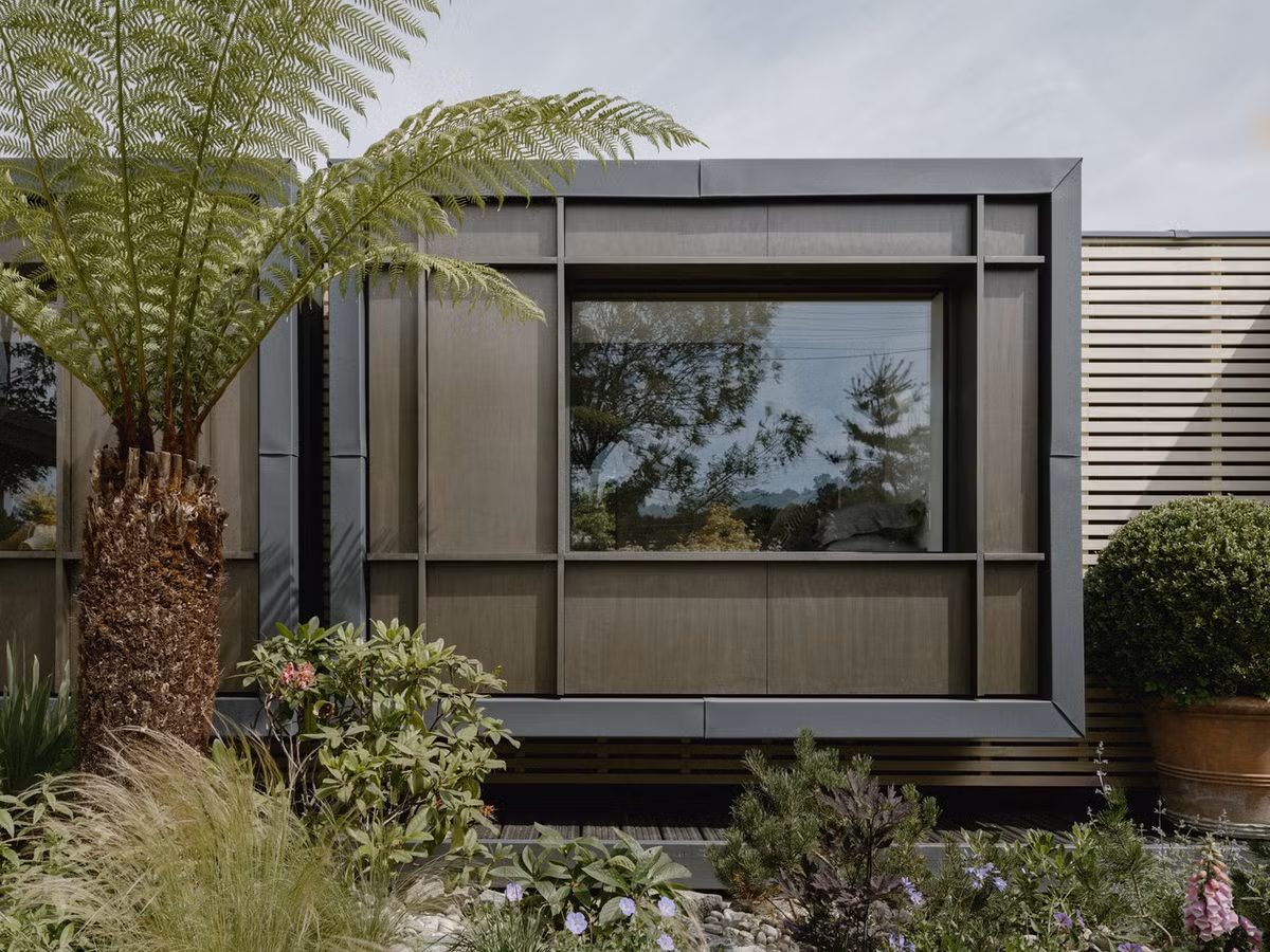 Do địa thế khó tiếp cận bởi các cây cầu thấp và thiếu bãi bảo dưỡng, đội ngũ thiết kế phối hợp cùng kỹ sư hàng hải phát triển hệ đế gồm 10 module nổi bằng thép độc lập. Ảnh: James Retief