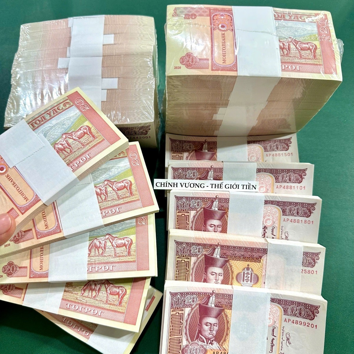 Người bán cho biết, đây chủ yếu là tiền lưu niệm, không có giá trị thanh toán như tiền thật, mang ý nghĩa tinh thần và phong thủy trong dịp Tết. Ảnh: Thegioitien