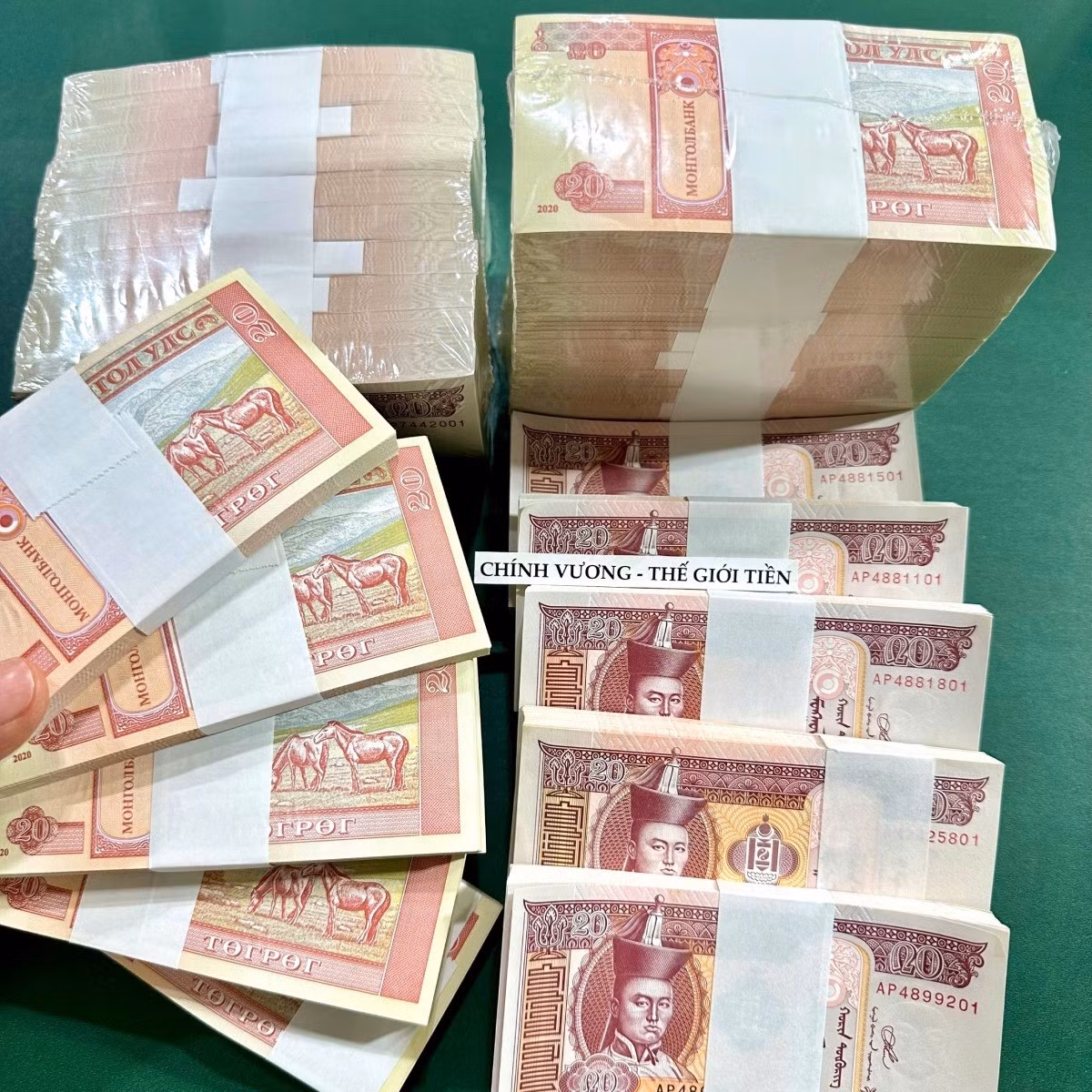 Người bán cho biết, đây chủ yếu là tiền lưu niệm, không có giá trị thanh toán như tiền thật, mang ý nghĩa tinh thần và phong thủy trong dịp Tết. Ảnh: Thegioitien