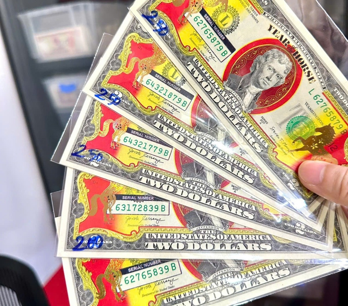 Trong khi đó, tờ 2 USD hình ngựa có số seri đẹp dao động quanh mức 200.000 đồng. Ảnh: Thegioitien