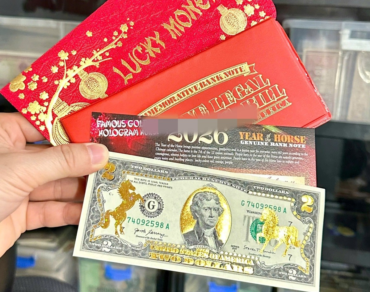 Tờ 2 USD in hình ngựa mạ vàng 3D được bán với giá khoảng 90.000 đồng. Ảnh: Thegioitien